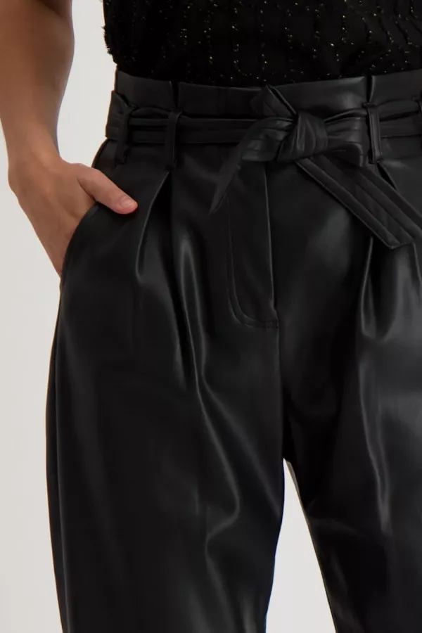 Pantalon taille haute avec ceinture à nouer en similicuir Kocca